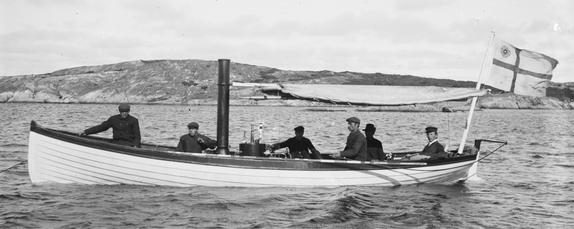 Pieni höyryvene jonka perällä luotsilippu