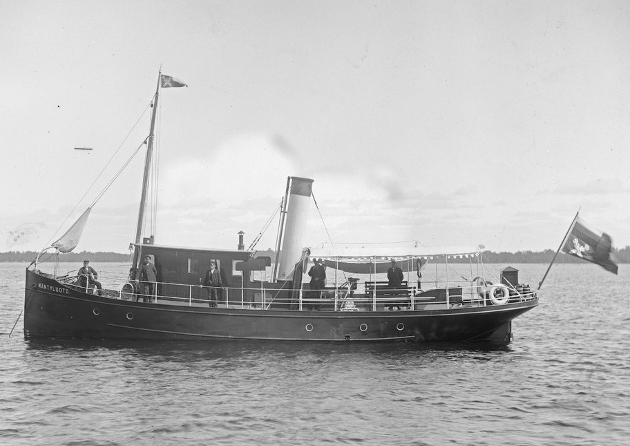 Kuva tulliveneesta. Keskimastossa tulliviiri ja perässä tullilippu.